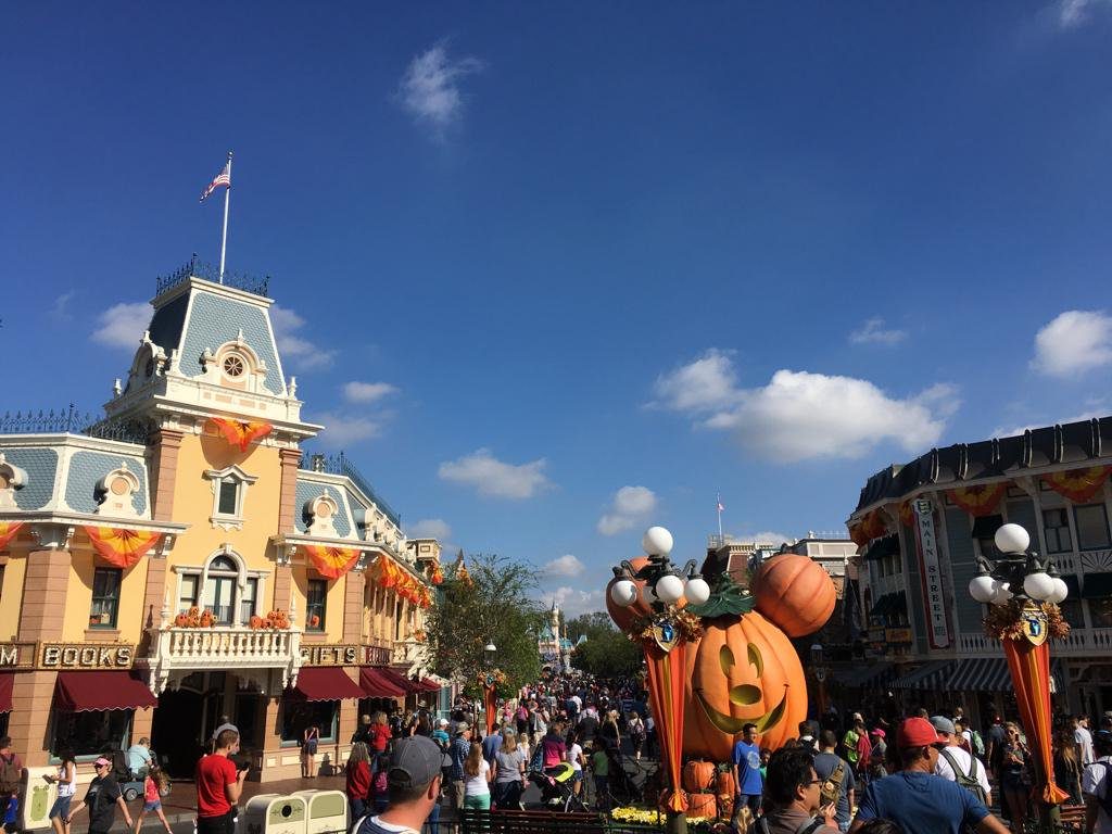 Disneyland In October Best Worst Days To Go Is It Packed Real 