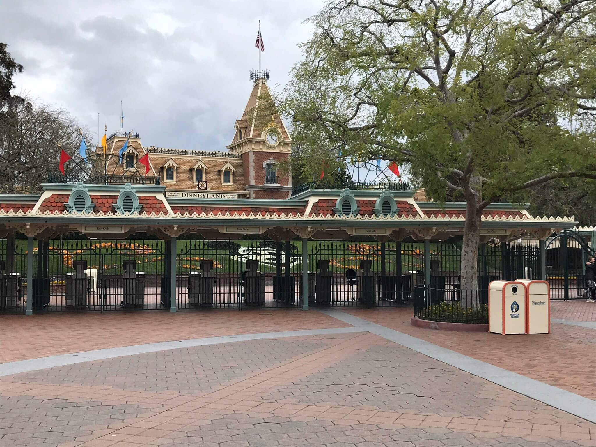 Disneyland Closed A History of Unplanned Closures Is It Packed