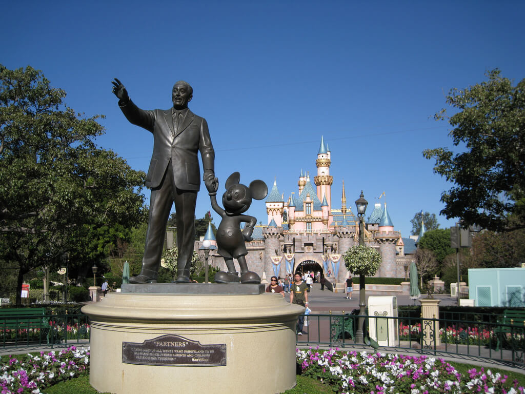 Disneyland in January: Best & Worst Days to Go - Is It ...