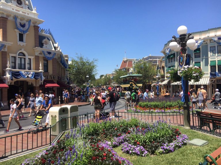 Disneyland in July Best & Worst Days to Go Is It Packed? RealTime