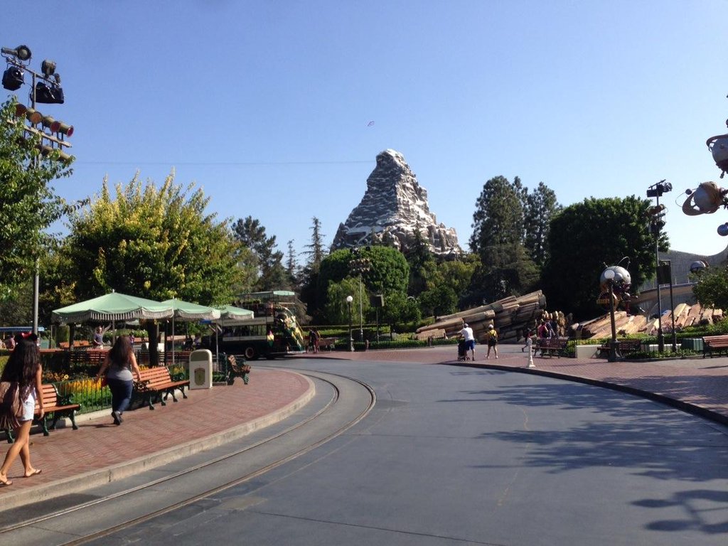 Disneyland In September Best Worst Days To Go Is It Packed Real
